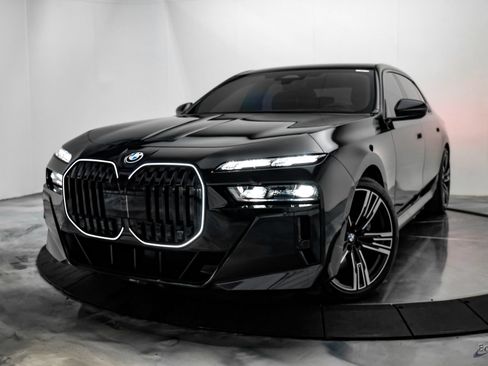 Used 2025 BMW i7 xDrive60 w/ Executive Package AWD/4WD image 6