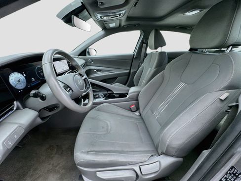 Used 2025 Hyundai Elantra SEL FWD image 13