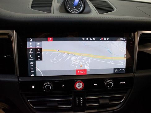 Certified 2025 Porsche Macan image 28