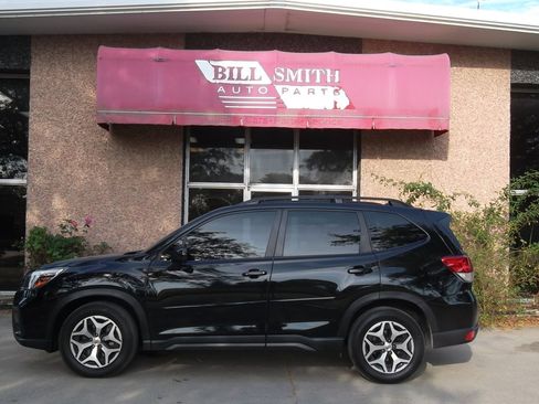 Used 2021 Subaru Forester Premium image 2