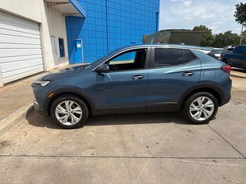 Used 2024 Buick Encore GX Preferred w/ Comfort Package FWD image 2