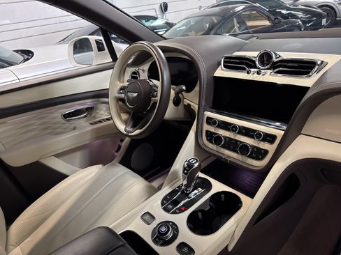 Used 2023 Bentley Bentayga Extended Wheelbase AWD/4WD image 39