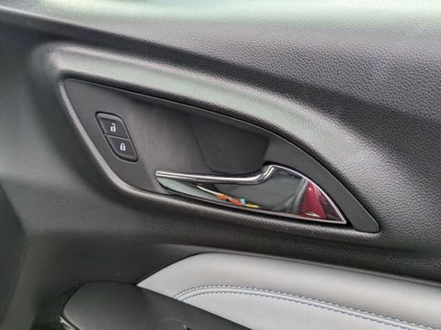 Used 2025 Chevrolet Trax LT FWD image 33