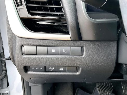 Certified 2025 Nissan Rogue SL w/ Tech Package FWD image 33