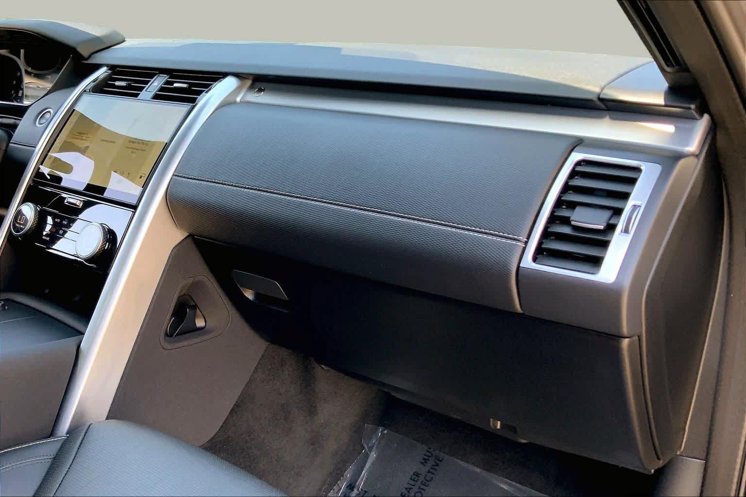 Used 2025 Land Rover Discovery Dynamic SE AWD/4WD image 33
