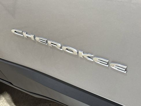 Used 2017 Jeep Cherokee Limited FWD image 25