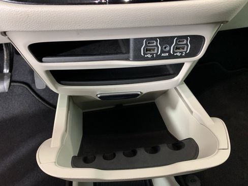 Used 2022 Chrysler Voyager LX image 26