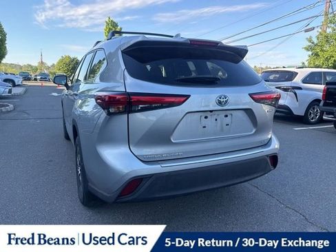 Used 2021 Toyota Highlander XLE AWD/4WD image 12