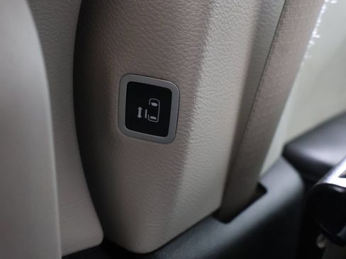 Used 2024 Chrysler Pacifica Limited FWD image 31