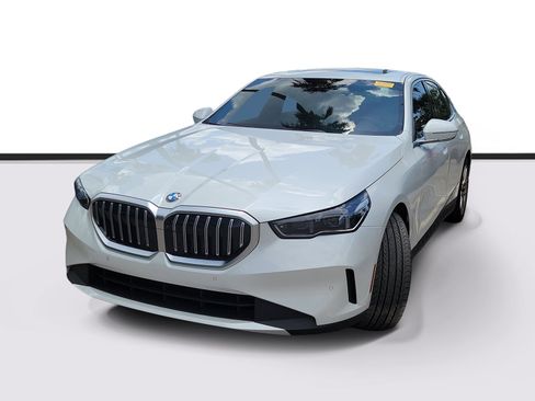 Certified 2024 BMW 530i w/ Premium Package RWD image 3