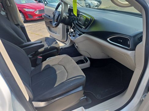 Used 2017 Chrysler Pacifica LX FWD image 31
