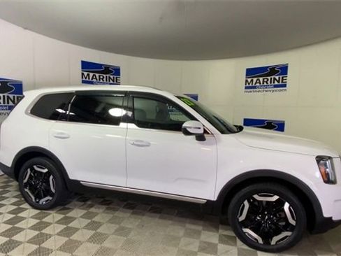 Used 2023 Kia Telluride EX w/ EX Captain's Chair Package image 3