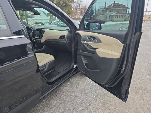 Used 2023 Chevrolet Traverse LS image 39