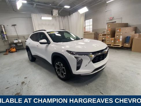 Used 2025 Chevrolet Trax LT w/ Driver Confidence Package FWD image 2