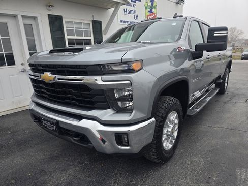Used 2024 Chevrolet Silverado 2500 LT w/ Convenience Package image 3