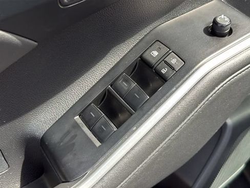 Used 2023 Toyota Highlander XLE FWD image 19