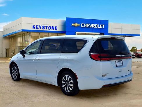 Used 2024 Chrysler Pacifica Select FWD image 5