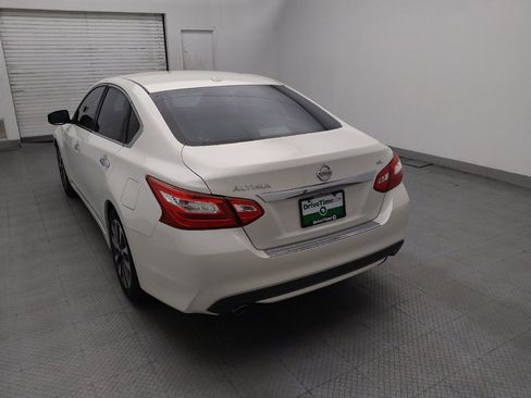 Used 2016 Nissan Altima 2.5 SL w/ Interior Lighting Package FWD image 6