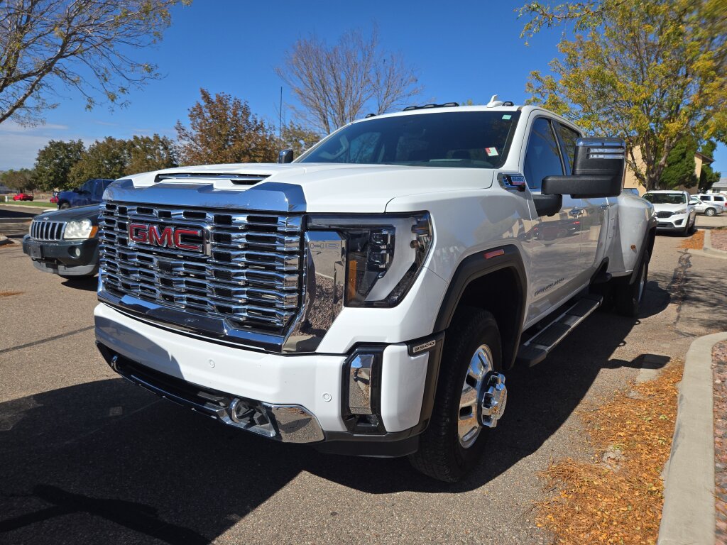 Used 2024 GMC Sierra 3500 Denali w/ Denali Reserve Package AWD/4WD image 2