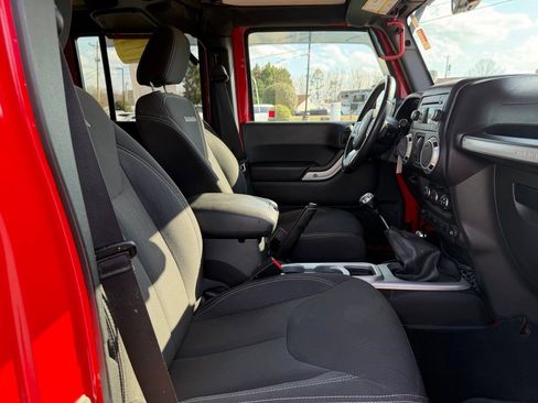 Used 2016 Jeep Wrangler Unlimited Sahara image 29