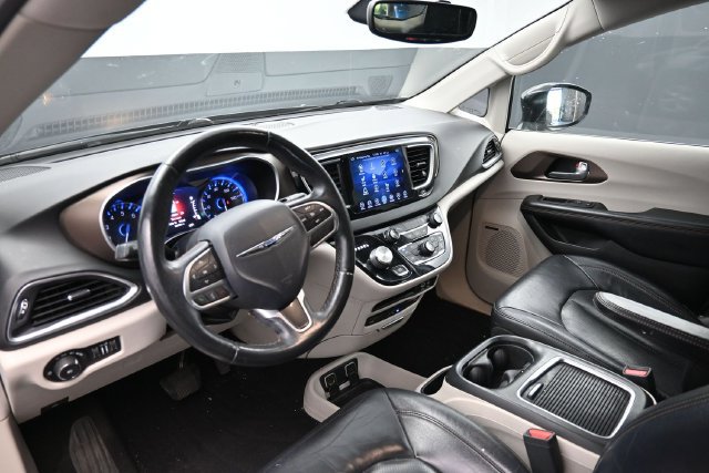 Used 2017 Chrysler Pacifica Touring-L Plus FWD image 13