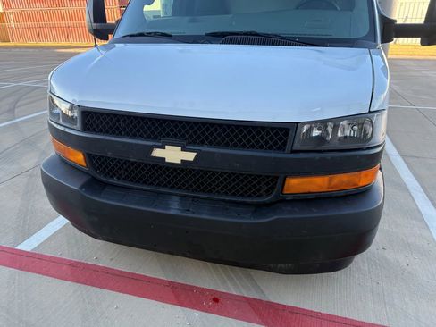 Used 2020 GMC Savana 3500 Extended w/ Driver Convenience Package image 3