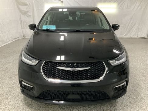 Used 2024 Chrysler Pacifica Touring-L FWD image 6