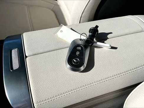 Used 2025 Mercedes-Benz C 300 4MATIC Sedan image 15