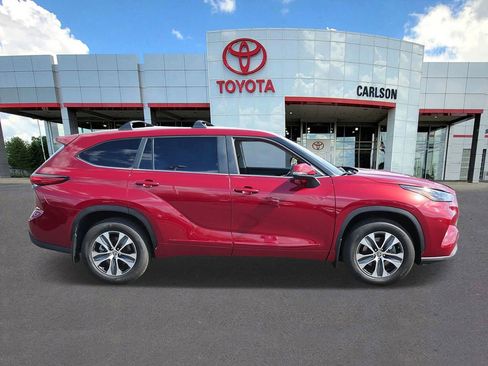 Used 2023 Toyota Highlander XLE AWD/4WD image 4