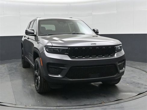 New 2025 Jeep Grand Cherokee Altitude image 10