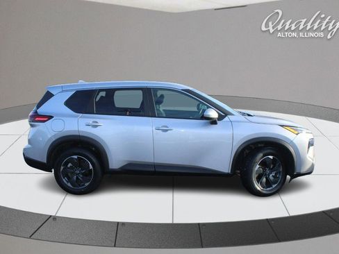 Used 2024 Nissan Rogue SV image 3