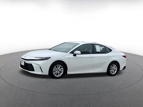 Used 2025 Toyota Camry LE image 9