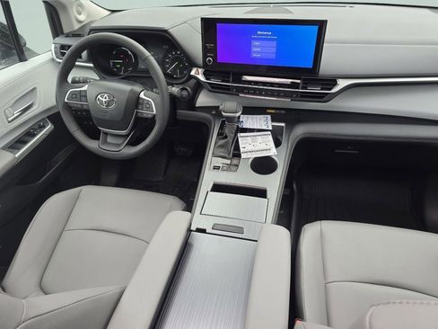 New 2026 Toyota Sienna XLE image 33