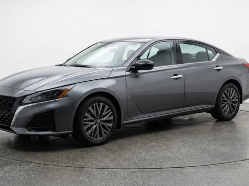 Used 2025 Nissan Altima 2.5 SV image 3