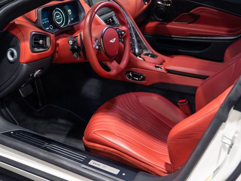 Used 2018 Aston Martin DB11 V12 RWD image 22