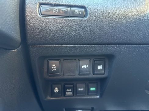 Used 2018 Nissan Rogue SV w/ Premium Package image 16