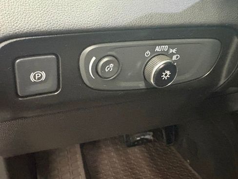 Used 2020 Buick Enclave Essence FWD image 16