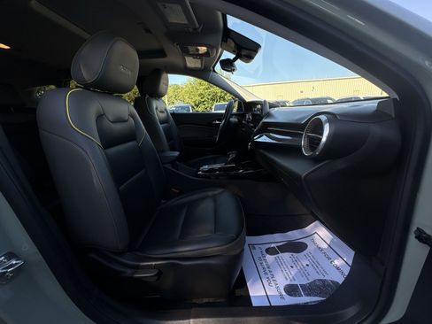 Used 2025 Chevrolet Trax ACTIV w/ Sunroof Package FWD image 26