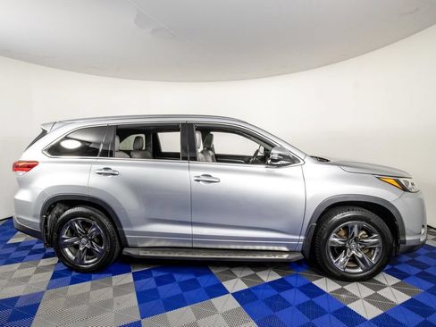 Used 2018 Toyota Highlander Limited Platinum FWD image 5