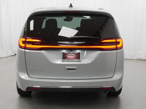 New 2026 Chrysler Pacifica Select image 10