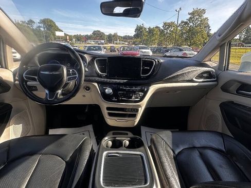 Used 2021 Chrysler Pacifica Touring-L FWD image 12