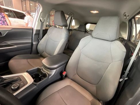 Certified 2025 Toyota RAV4 LE AWD/4WD image 9