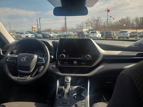 Used 2023 Toyota Highlander LE AWD/4WD image 18