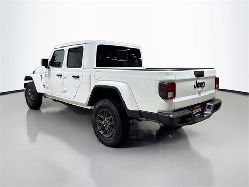 Used 2025 Jeep Gladiator Sport image 9