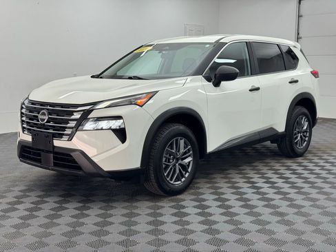 Used 2024 Nissan Rogue S image 2