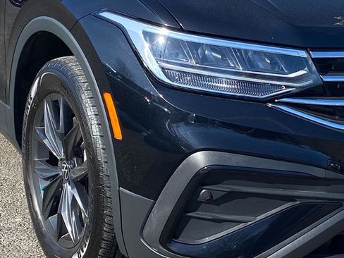 Certified 2024 Volkswagen Tiguan SE image 3