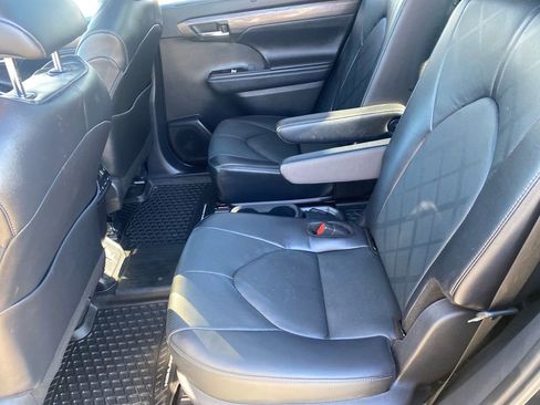 Used 2024 Toyota Highlander Platinum image 25
