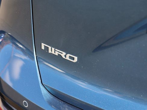 Used 2024 Kia Niro SX Touring image 10