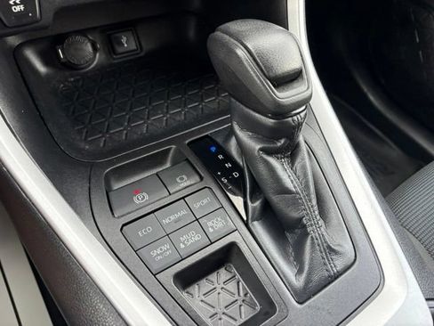 Used 2022 Toyota RAV4 LE AWD/4WD image 20