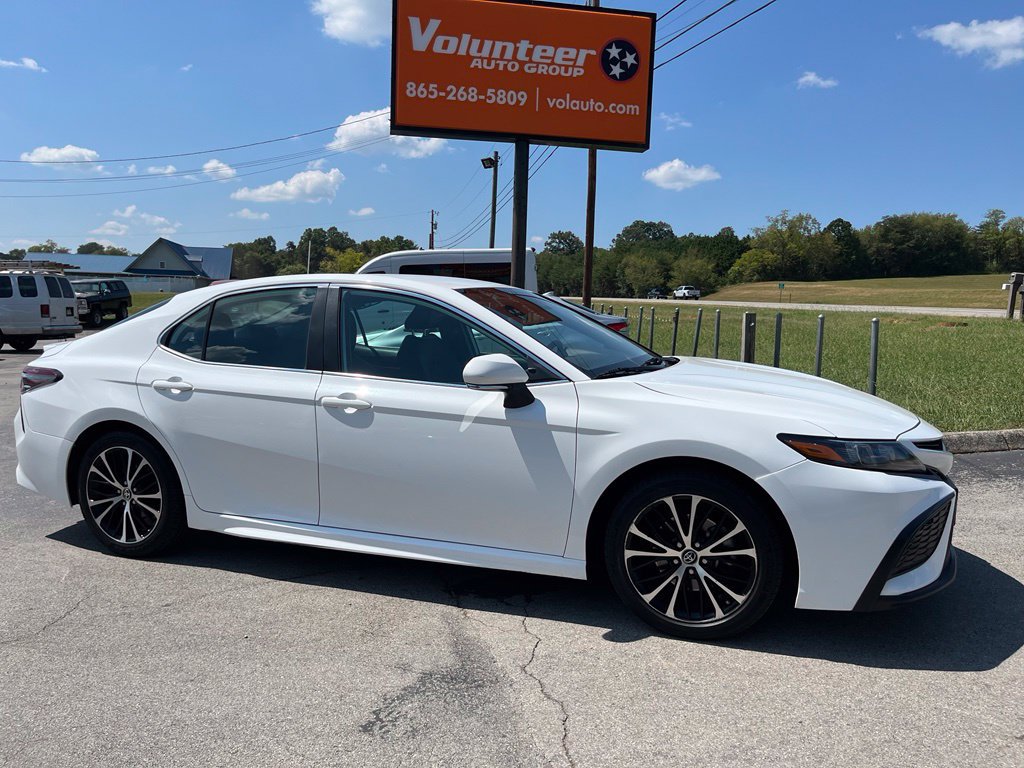 Used 2022 Toyota Camry SE FWD image 1